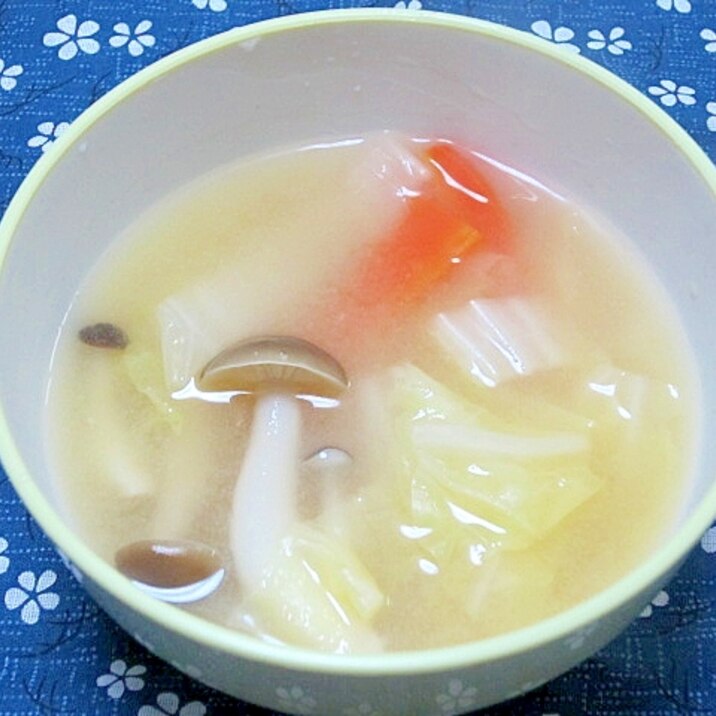 しめじと白菜とにんじんの味噌汁